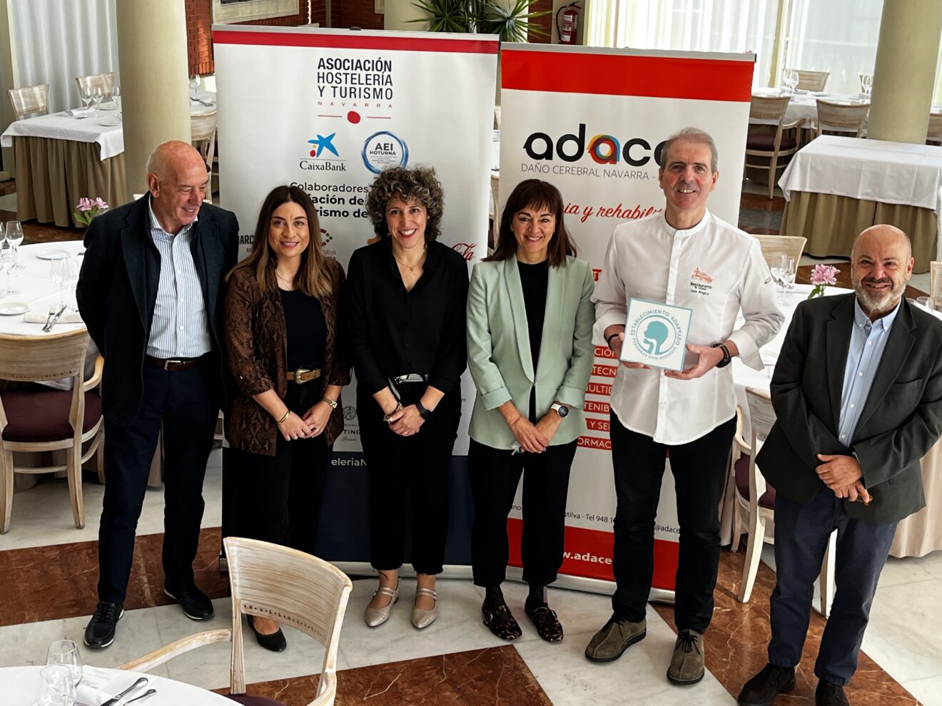 La Asociación de Hostelería y Turismo de Navarra y Adacen se alían para impulsar el proyecto ＂Comer con Placer＂ y luchar contra el aislamiento de las personas con disfagia