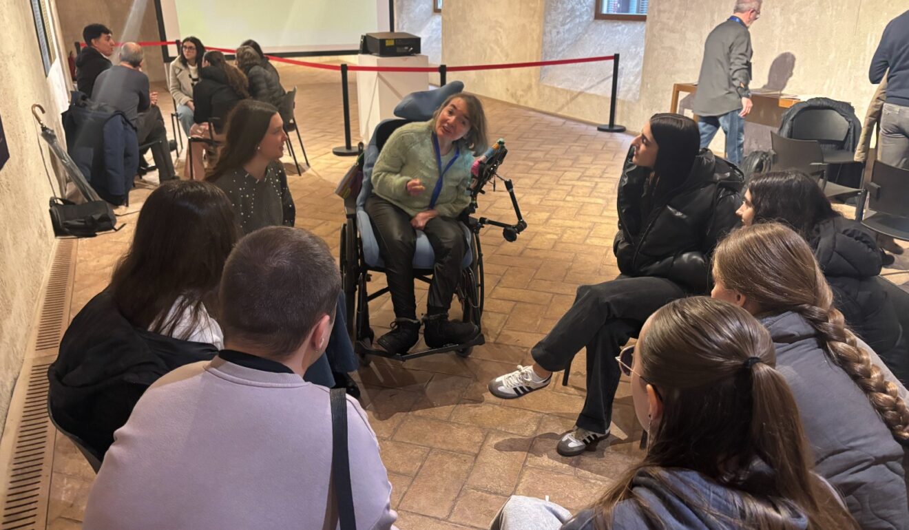 Fabi, usuaria de adacen, está sentada en un círculo de personas que le están escuchando