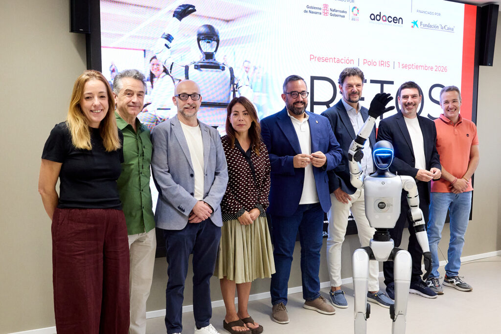 En la foto aparecen los impulsores del proyecto junto con el robot Txistu de apariencia humana